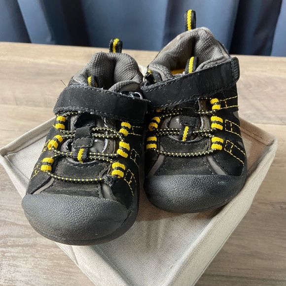 Kids Jumping Beans Toddler Shoes, Size 6, Black and Yellow. - Picture 1 of 8